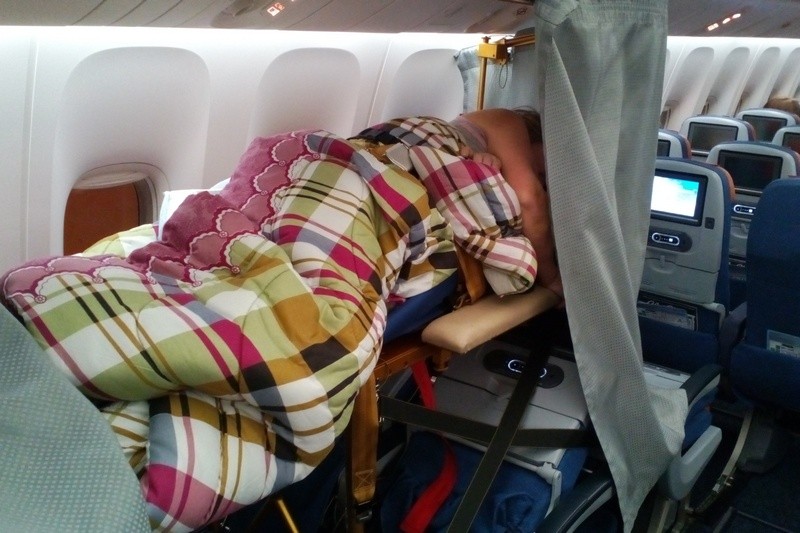 Как перевезти лежачего больного на самолете?
