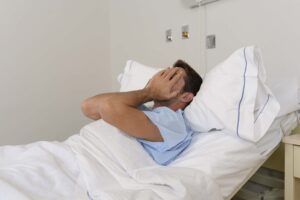 Бессонница у лежачих больных в кровати